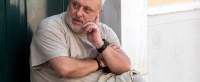 Αφού δοκίμασε ηρωϊνη και κοκαϊνη, ο Ψαριανός μιμείται τώρα Σπαλιάρα και Τατσόπουλο