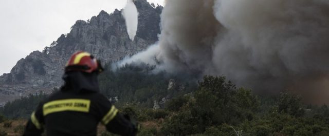 Αλληλεγγύη στα δύσκολα: Πρόσκοποι φτιάχνουν σάντουιτς για τους πυροσβέστες [εικόνες]
