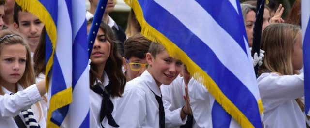 Τι αλλάζει σε νηπιαγωγεία, δημοτικά – Γιατί θα επιλέγονται με κλήρωση οι σημαιοφόροι