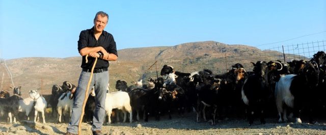 Ο Θεοδωράκης…βοσκός με κατσούνα στην Κρήτη- Η φωτογράφηση και οι φακές Τουρκίας [εικόνες]