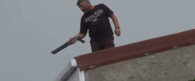 Πυροβολούσε ανεξέλεγκτα από ταράτσα κτιρίου!