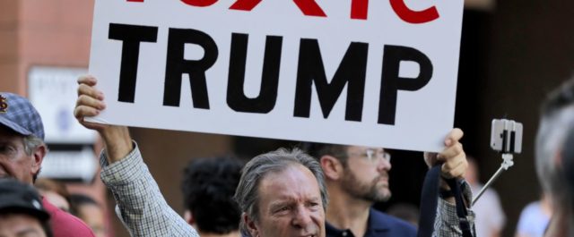 Φοίνιξ: Επεισόδια σε συγκέντρωση του Τραμπ, διχασμένες οι ΗΠΑ [εικόνες]