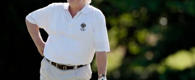 Ο Τραμπ «εργάζεται σκληρά» από ένα γήπεδο γκολφ!