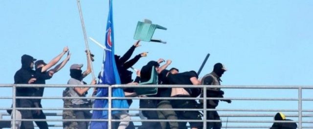 Στην πεζογέφυρα του Πανθεσσαλικού παίζεται και μπάλα, όχι μόνο ξύλο!
