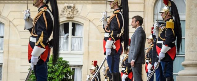 N.Y.Times: Που οφείλεται η δημοσκοπική “βουτιά” του Μακρόν