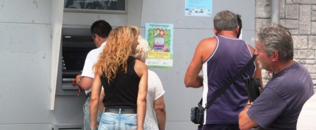 Χαλαρώνουν κι άλλο τα capital controls- Εφάπαξ μηνιαία ανάληψη 1.800 ευρώ