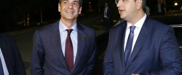 “Κυανόκρανος” ο Τζιτζικώστας στην επίσκεψη Μητσοτάκη στη ΔΕΘ