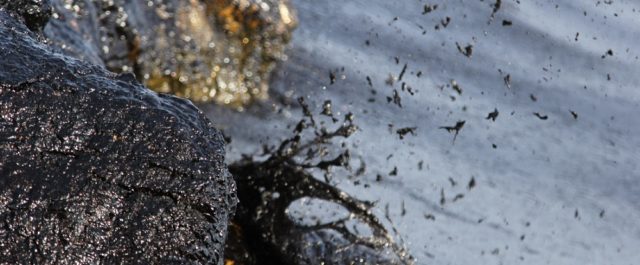 Αγώνας δρόμου για την απορρύπανση του Σαρωνικού – Θα χρειαστεί περίπου ένας μήνας