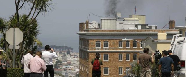Οι Ρώσοι έκαψαν έγγραφα πριν εγκαταλείψουν το προξενείο στο Σαν Φρανσίσκο