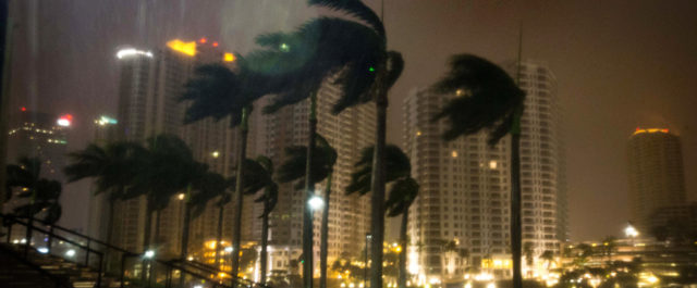 Η Ίρμα σαρώνει τη Φλόριντα με ανέμους 200 χλμ.- Συγκλονιστικά video