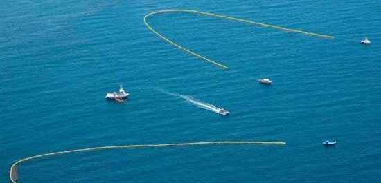 Κομμάτια πίσσας έφτασαν από Καβούρι μέχρι Σαρωνίδα