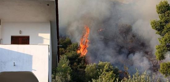 Μάχη με τις φλόγες τη νύχτα στην Κασσάνδρα Χαλκιδικής- Κάηκαν δύο σπίτια