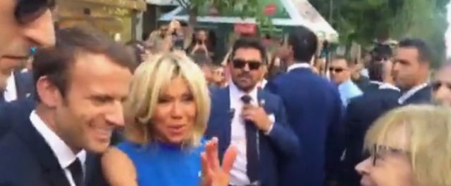 Το ζεύγος Μακρόν χέρι-χέρι στο Σύνταγμα και στην Ερμού! [εικόνες]