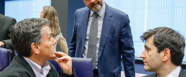 Την Τρίτη η συνάντηση Τσακαλώτου, Χουλιαράκη, Μοσκοβισί στις Βρυξέλλες