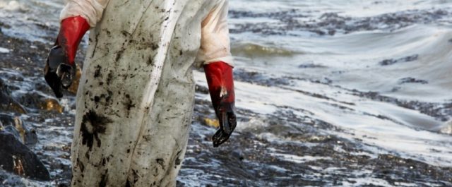 Ποια είναι η ναυτιλιακή που μαύρισε το Σαρωνικό [video, εικόνα]