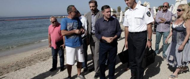Ολλανδοί ειδικοί για τη ρύπανση: Έγινε καλή δουλειά, σε 4 ημέρες καθαρή η παραλία του Αλίμου