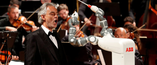 Δείτε το ρομπότ Yumi να διευθύνει όπερα με τον τενόρο Αντρέα Μποτσέλι