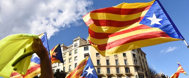 Η Κομισιόν στηρίζει Ραχόϊ αλλά ζητά διάλογο με τους Καταλανούς