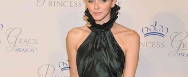 Η σέξι εμφάνιση της πριγκίπισσας του Μονακό σε επίδειξη μόδας! [εικόνες]