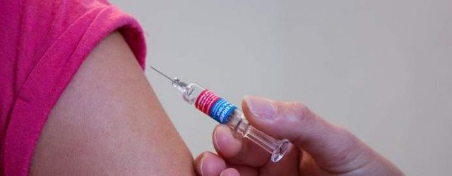 Πόλεμος στα σχολεία για τα ανεμβολίαστα παιδιά, καθολικός εμβολιασμός για τους Ρομά