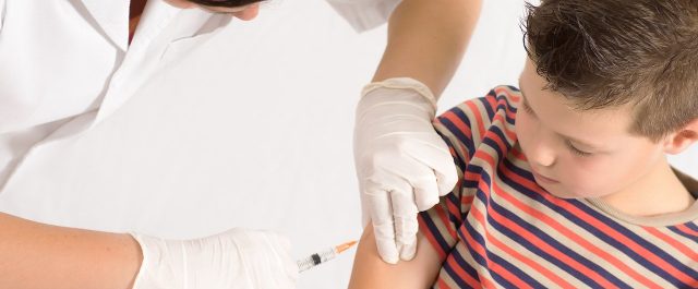 Έρευνα: Ασπίδα προστασίας από τον κοροναϊό το εμβόλιο ιλαράς-ερυθράς-παρωτίτιδας