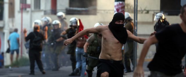 Δολοφονική επίθεση σε συνεργείο του Ant1- Ποιοι αμαύρωσαν την πορεία στη μνήμη του Φύσσα