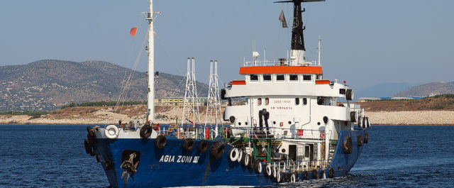 Πετρελαιοκηλίδα 1,5 χλμ απειλεί τη Σαλαμίνα από το ναυάγιο δεξαμενόπλοιου στο Σαρωνικό