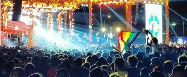 Τους πέρασαν χειροπέδες γιατί ανέμιζαν σημαία των ΛΟΑΤ! [video+ εικόνες]