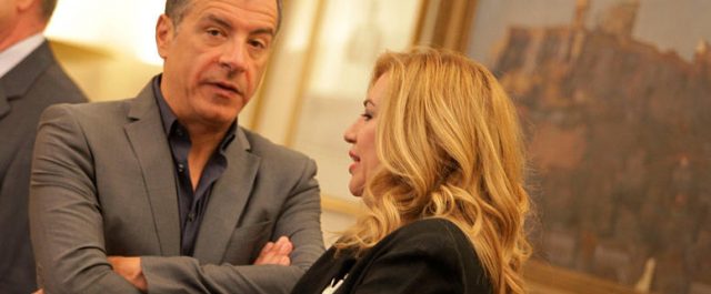 Ωραία (κεντροαριστερή) ατμόσφαιρα: “Καρφιά” του Θεοδωράκη στη Φώφη μέσω twitter