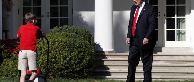 11χρονος κούρεψε το γρασίδι του Λευκού Οίκου!