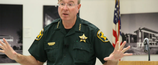 Σερίφης δεν δέχεται στα καταφύγια από τον κυκλώνα καταζητούμενους και σεξουαλικούς παραβάτες!