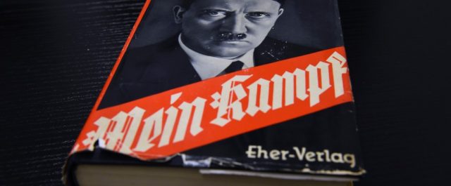 Δημόσιος υπάλληλος απολύθηκε γιατί διάβαζε το χιτλερικό “Ο Αγών μου” εν ώρα εργασίας