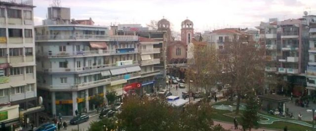 Άλογα βόλταραν μόνα τους στο κέντρο της Κατερίνης! [εικόνες]