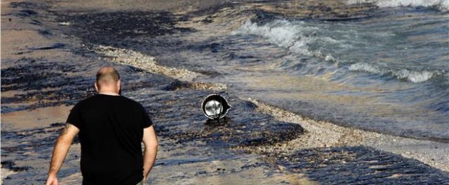 Πειραϊκή: Υπεράνθρωπες προσπάθειες για την αντιμετώπιση της πετρελαιοκηλίδας