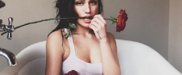 Η Κόνι Μεταξά ανεβάζει ακόμη περισσότερο τη θερμοκρασία με τις φωτογραφίες στο Instagram