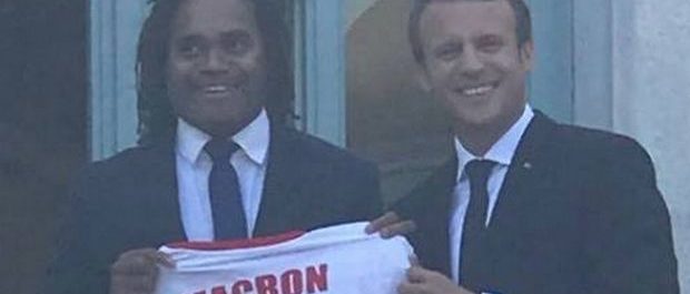 Είναι τρέλα με την ερυθρόλευκη φανέλα ο Μακρόν! [εικόνες]