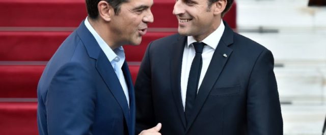 Θερμό “αντίο” Μακρόν- Τσίπρα