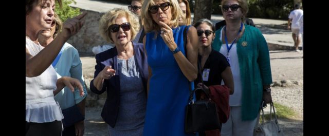 Τα δώρα Μπέτυς και Μαρέβα στην Μπριζίτ!