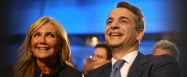 Ο Άδωνις προωθεί και τη…μόδα, αρκεί να είναι της Μαρέβας!