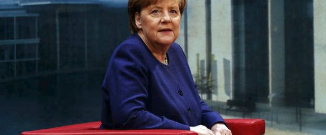 Μέρκελ: Σε κοινή γραμμή με Γαλλία για μεταρρυθμίσεις, απειλεί με κυρώσεις Ουγγαρία για πρόσφυγες