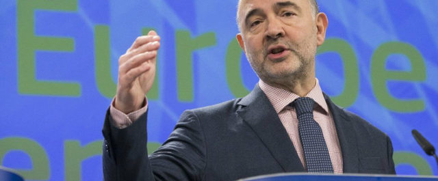 Επιμένει ο Μοσκοβισί: “Ογκώδες δημοκρατικό έλλειμμα στην Ευρώπη”