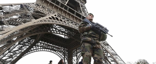 ΕΚΤΑΚΤΟ: Επίθεση με μαχαίρι σε στρατιώτη στο Παρίσι