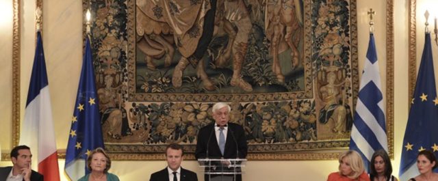 Παυλόπουλος: “Να στηρίξουμε το κοινωνικό κράτος δικαίου”- Μακρόν: “Ήρθε η ώρα η Ελλάδα να ξανακοιτάξει προς το μέλλον” [εικόνες]