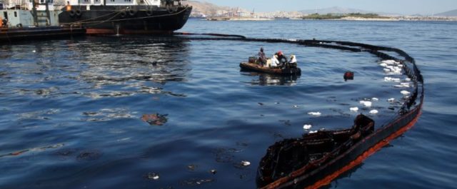 Ο πλοιοκτήτης του “Αγία Ζώνη ΙΙ” επιμένει πως η πετρελαιοκηλίδα στο Φάληρο είναι του Blue Star