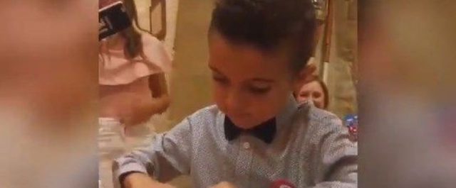 Επική αντίδραση πιτσιρικά οπαδού της Γιούβε όταν του κάνουν δώρο φανέλα της Ίντερ!