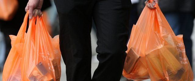 Τρία λεπτά περιβαλλοντικό τέλος για κάθε πλαστική σακούλα που χρησιμοποιείται από τους καταναλωτές