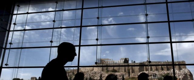 Liberation: Αλλάζει το αφήγημα της ελληνικής κρίσης- Η επίσκεψη Μακρόν