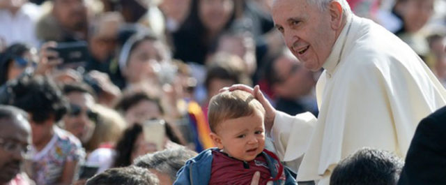 Ο Πάπας ευγνωμονεί Ελλάδα και Ιταλία επειδή άνοιξαν την καρδιά τους στους μετανάστες