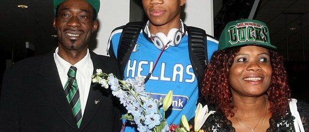 Πέθανε από ανακοπή ο πατέρας του Γιάννη και Θανάση Αντετοκούμπο