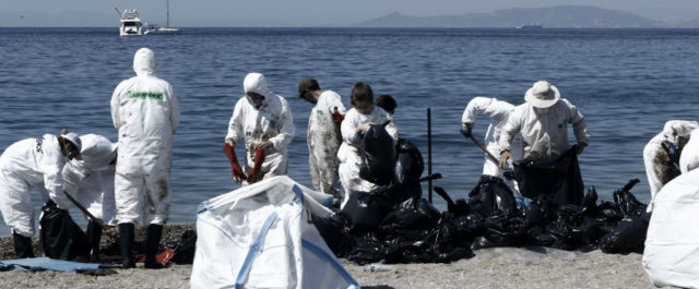 Σαρωνικός: Όλη η καταστροφή σε ένα video- Απαντλήθηκαν 800 τόνοι μαζούτ